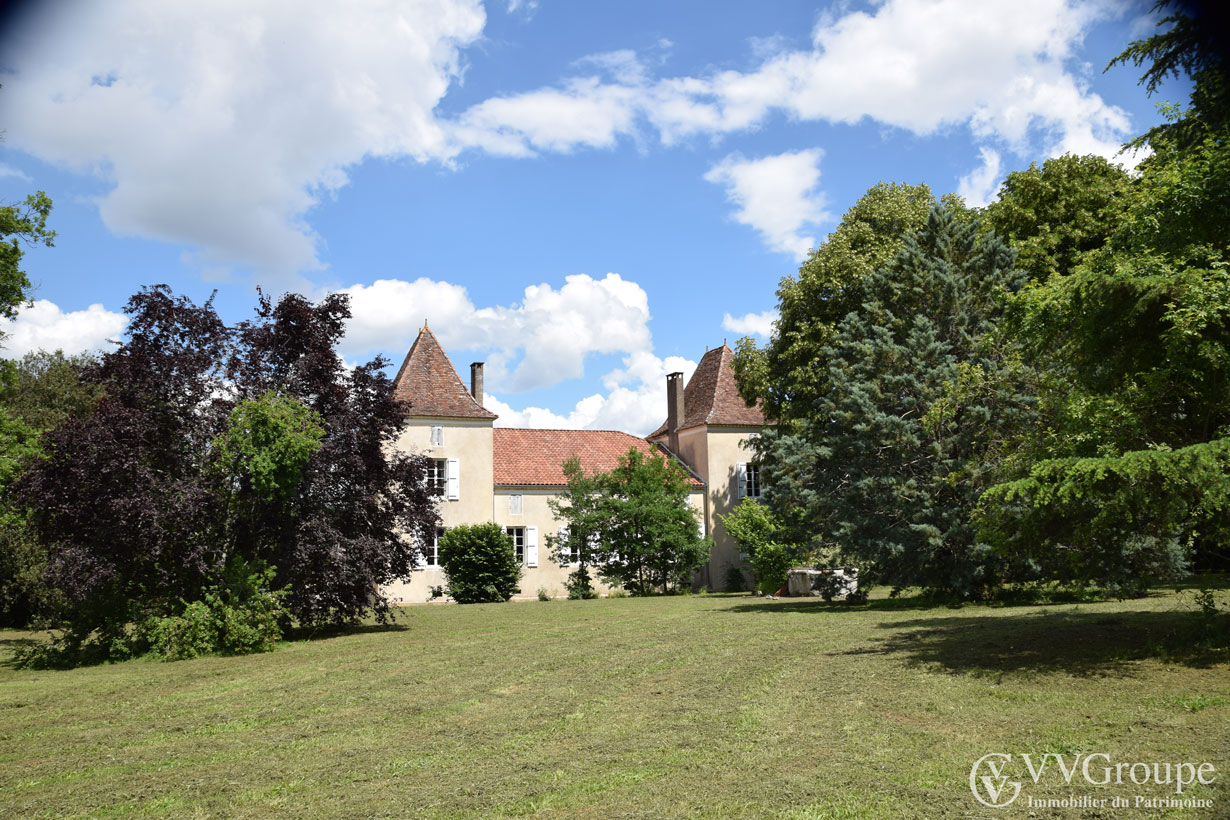 17th century castle to renovate, lodge, grounds of 1.92 hectares Lot-et-Garonne