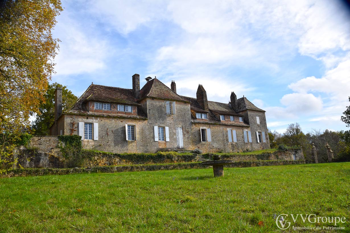 16th century castle of about 840 m2 to renovate on 6.5 hectares Lot