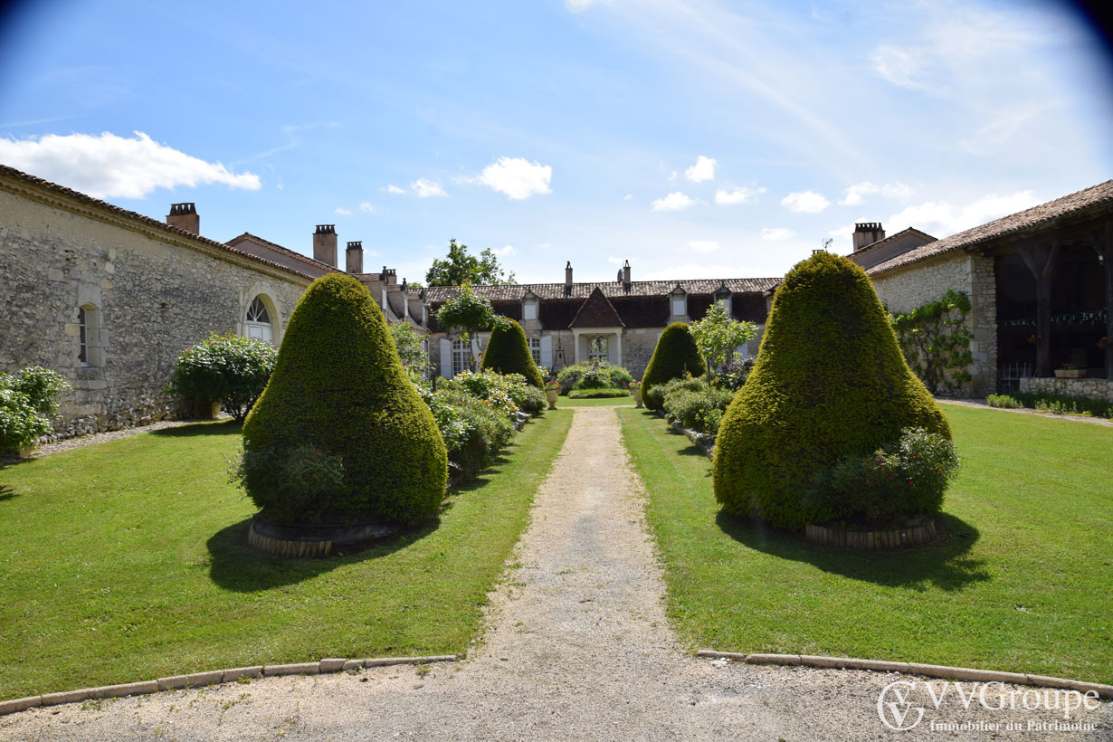 17th century château with reception courtyard, swimming pool on 8.9 hectares Monflanquin