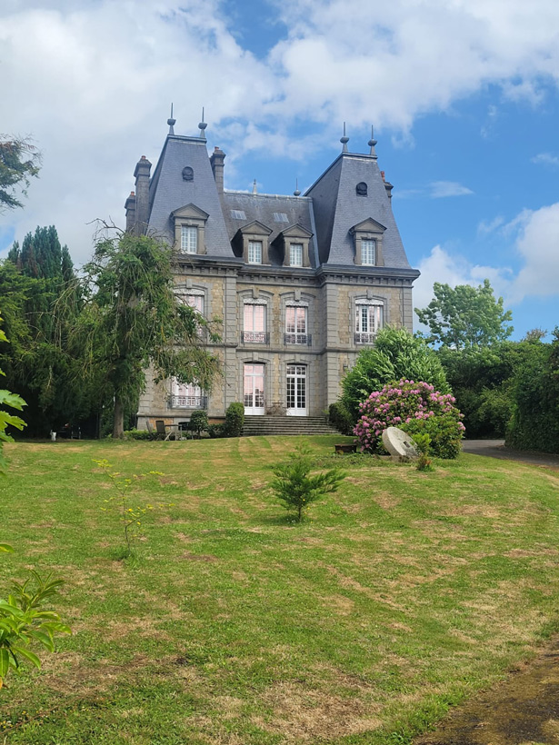 19th-century castle, 695 m², partially restored, on 3,363 m² of land in the Orne region