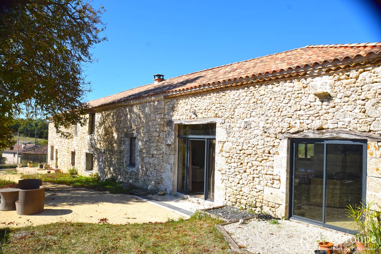 Renovated 19th century provencal-farmhouse 220 m2 on 5 hectares with outbuilding