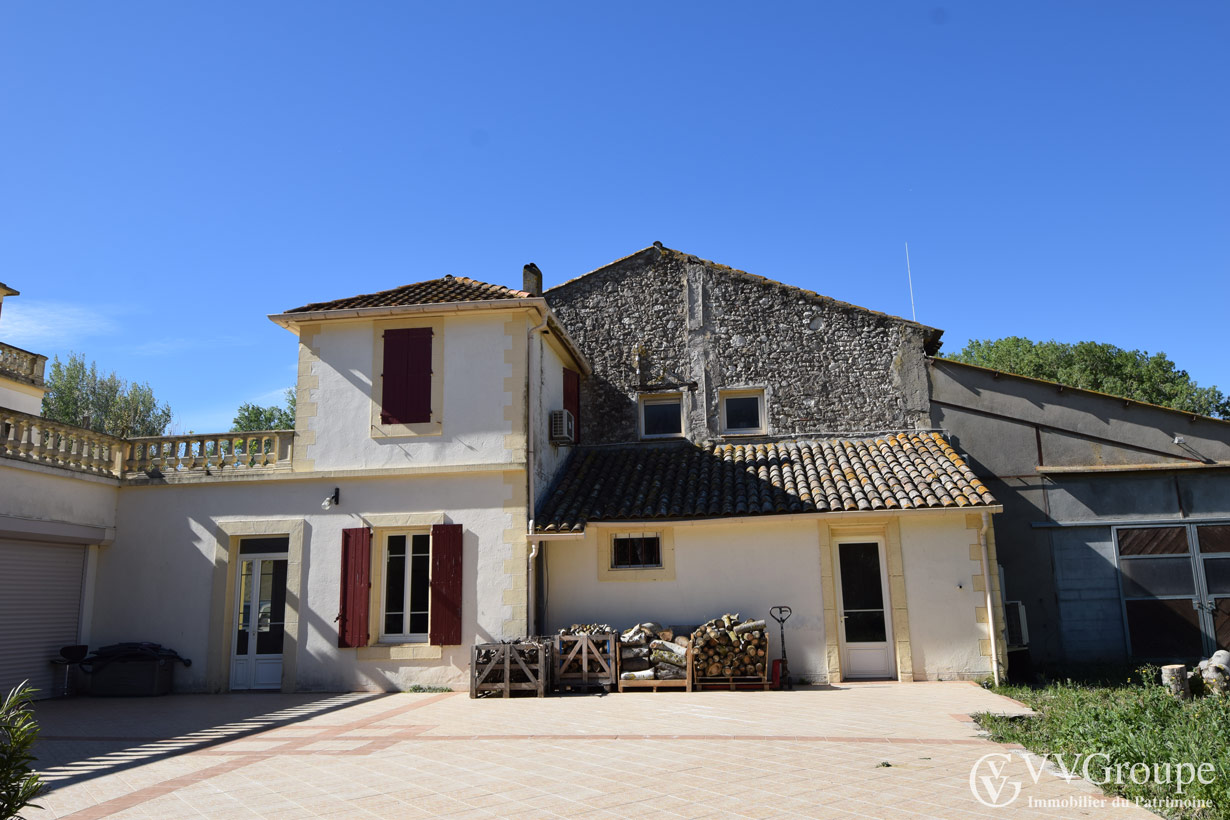19th century estate of 1465 m2, swimming pool on 2.8 hectares near Narbonne