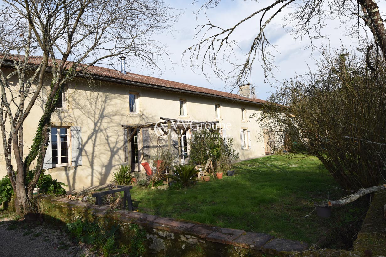 Renovated 17th-century smallholding of 281 m2, fireplaces, outbuildings on 8516 m2