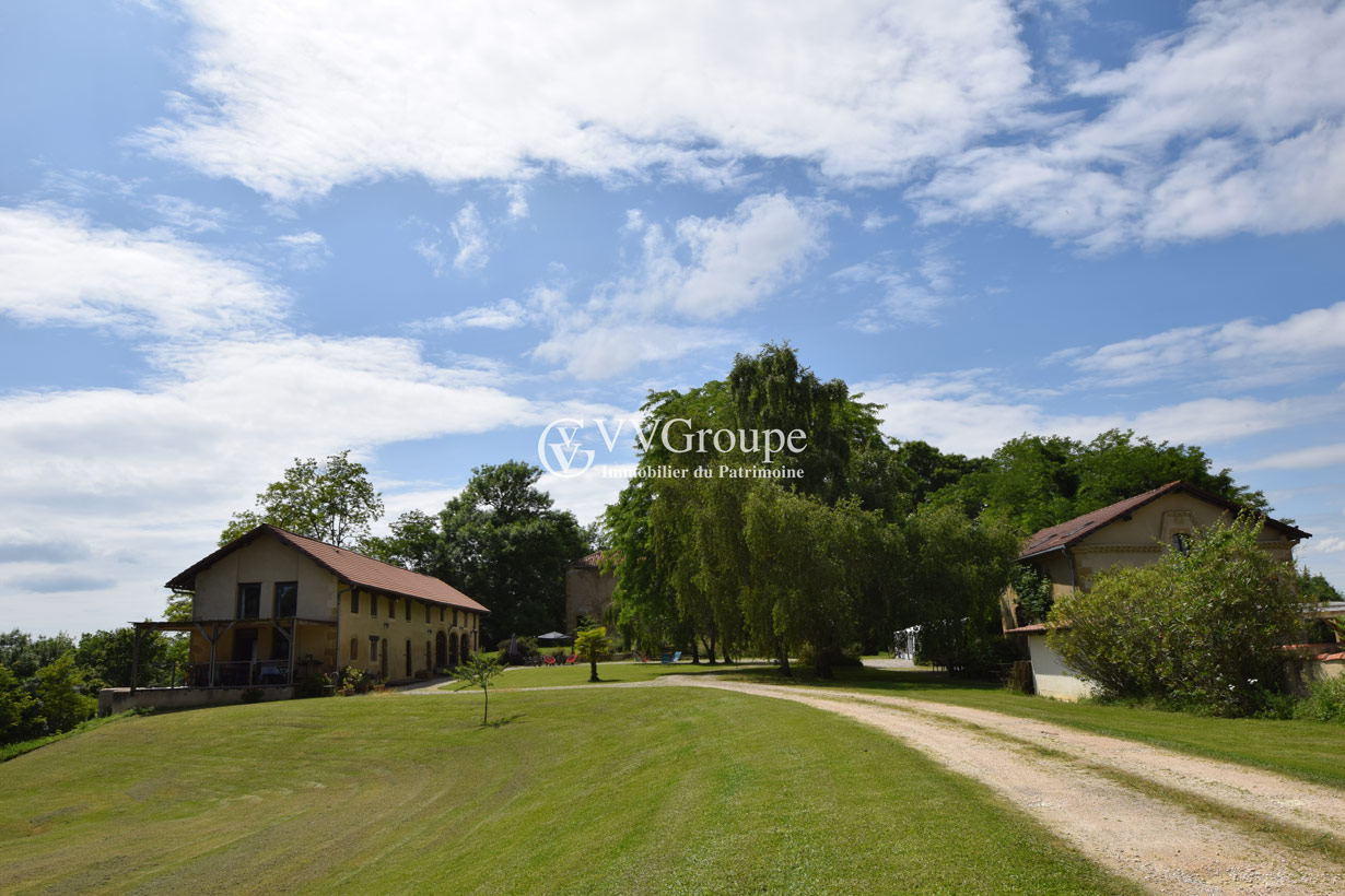 Tourist estate, 5 cottages, a castle to renovate on 1.8 hectares, south of Gers.