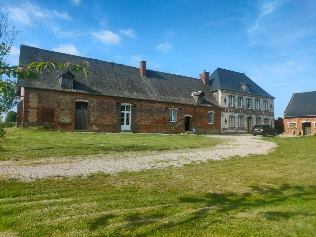 Estate with manor house and outbuildings on 6,015 m² of land in Forges-les-Eaux, Normandy