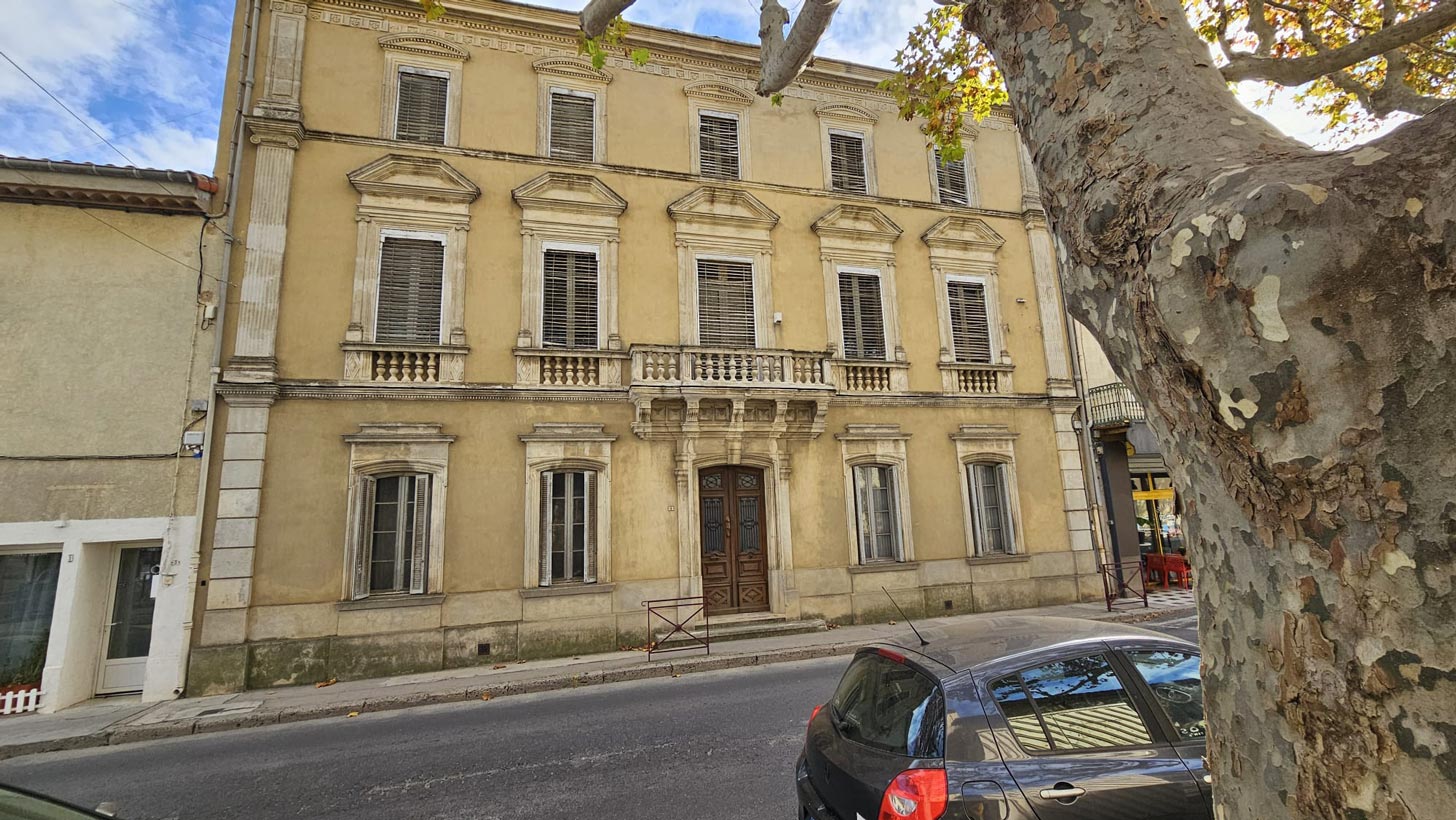 640 m² mansion dating from 1824, in need of renovation, with garden and garage, located in the Narbonne area.