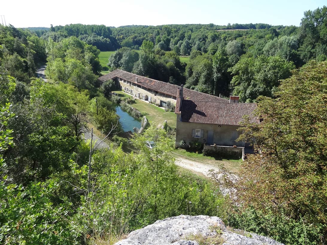 17th century mill, listed as a historic monument, with a surface area of 1,329 m² on 1.29 hectares in the Angoulême Charente area.