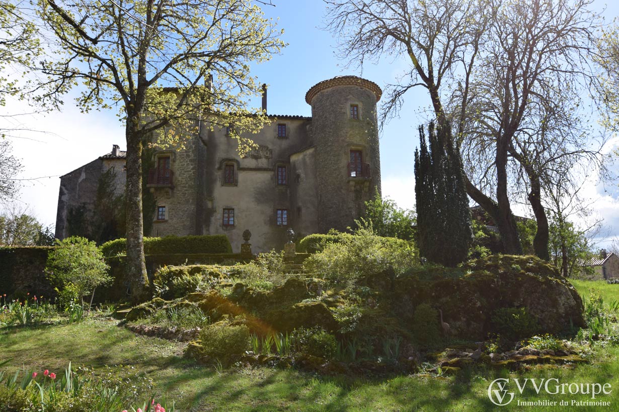 Renovated 12th century castle, 8 bedrooms, in a village Le-Caylar-Hérault