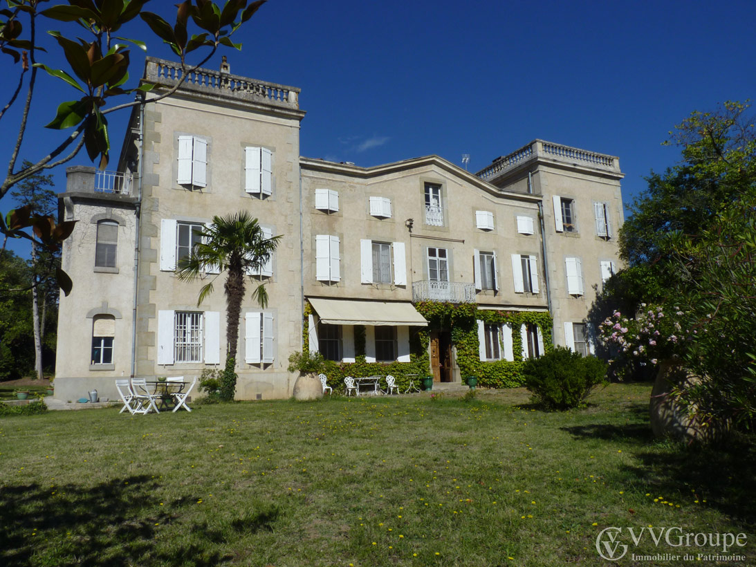 Château du 18ème siècle à rénover, dépendances, sur 2,7 hectares Carcassonne-Aude