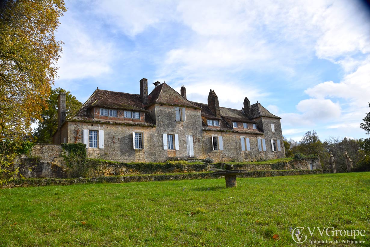 Château du 16ème siècle de 840 m2 environ avec travauix,  des dépendances sur 6,5 hectares Frayssinet-le-Gélat Lot limite Dordogne