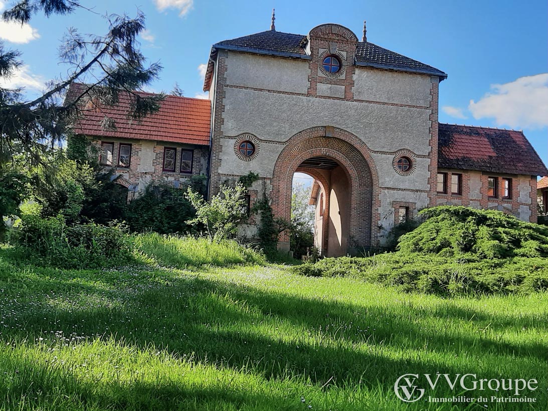 Manoir du 19ème siècle de 741 m2 avec dépendances sur 6658 m2  le-Dorat Poitou