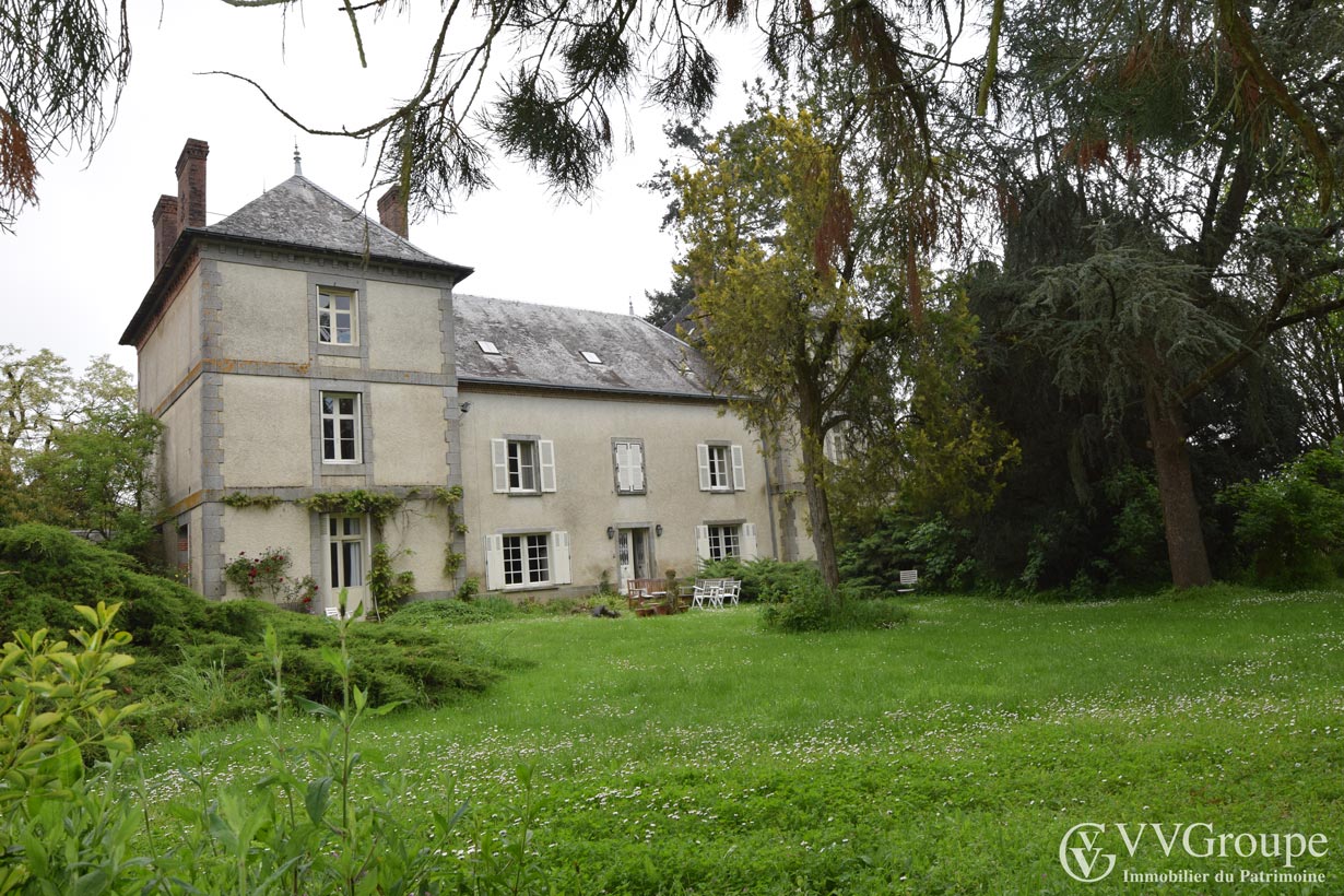 Manoir du 19ème siècle de 741 m2 avec dépendances sur 6658 m2  le-Dorat Poitou
