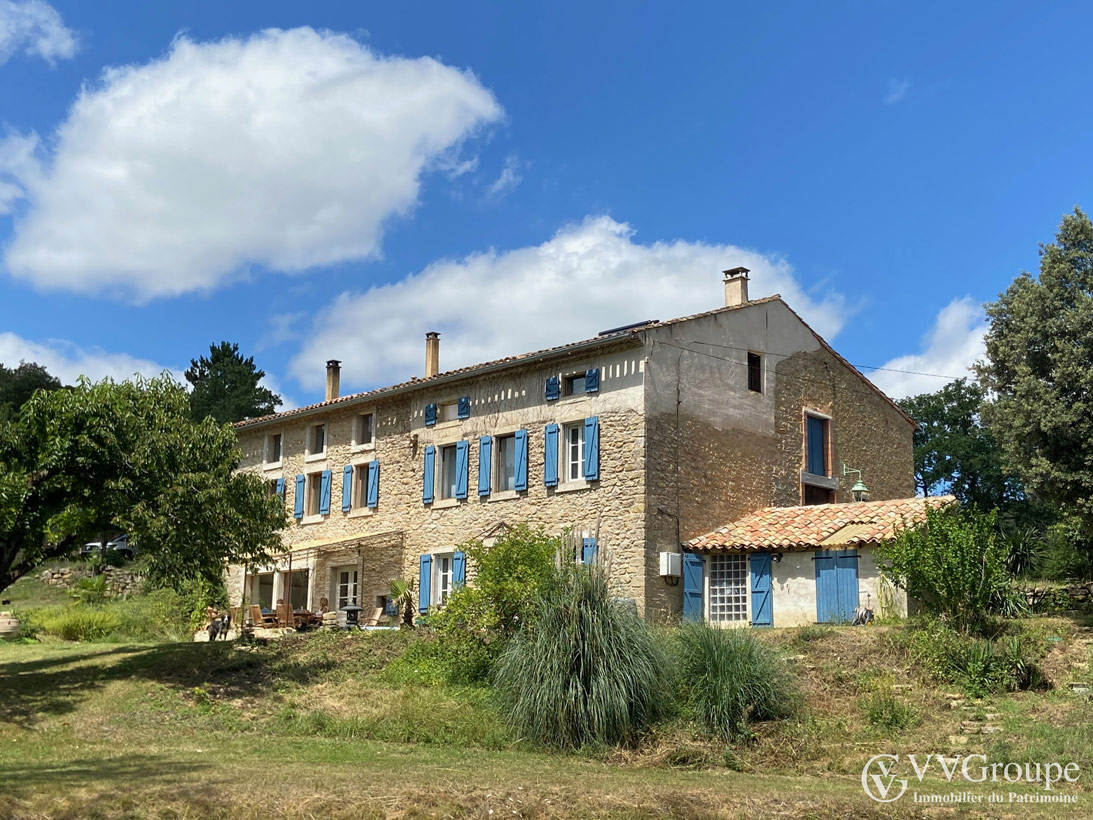 Mas en position dominante du 19ème siècle avec bois et rivière, Carcassonne-Aude