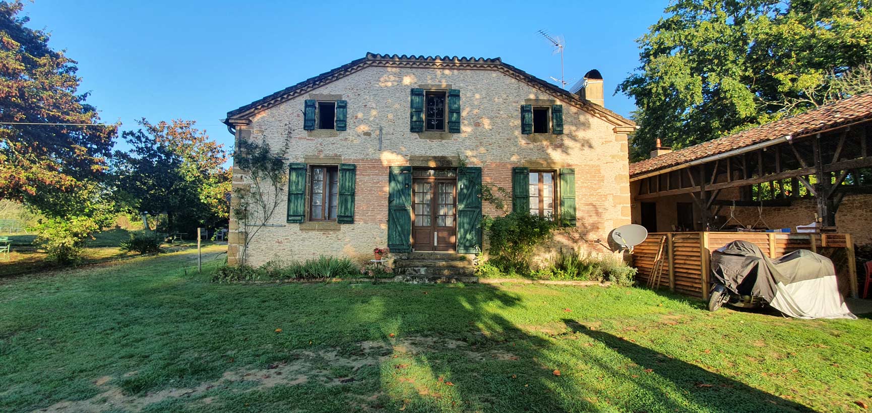 Domaine de tourisme avec maison de maître du 17ème siècle, 4 gites loués sur 4 hect-Gers