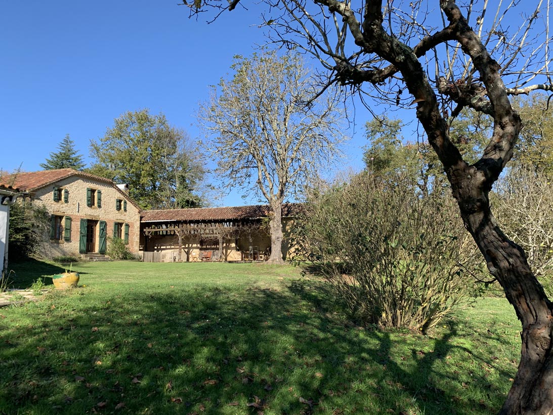 Domaine de tourisme avec maison de maître du 17ème siècle, 4 gites loués sur 1,7 hect-Gers