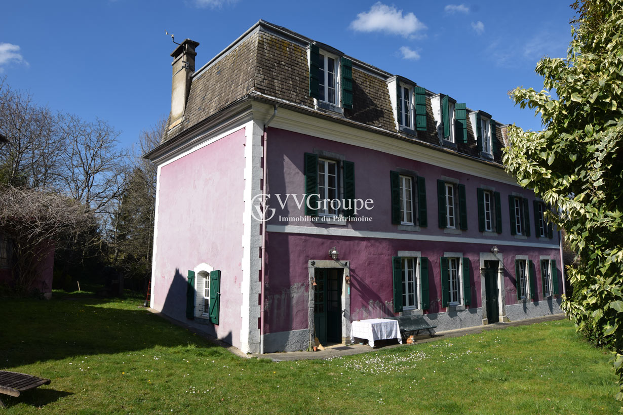 Maison de maître du 19ème siècle de 370 m2 sur 3452 m2. Béarn-Haute-Pyrénées.