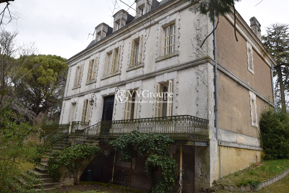 Maison de maître du 19ème siècle de 373 m2 sur 2334 m2. Angoulême-Charentes